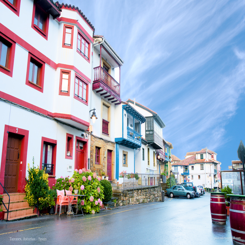 Colorful Coastal Houses in Northern Spain / Casas Costeras de Colores en el Norte de España
