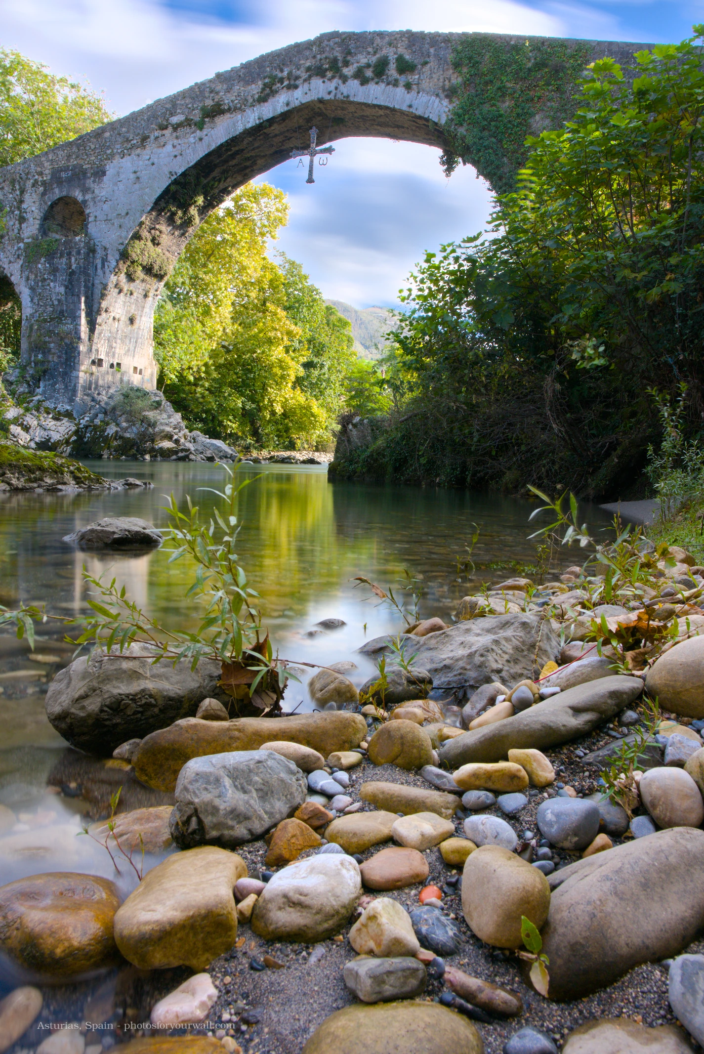 Roman Bridge of Cangas de Onís, Asturias – Vertical view with river stones and long exposure.Puente Romano de Cangas de Onís, Asturias – Vista vertical con río y piedras en primer plano