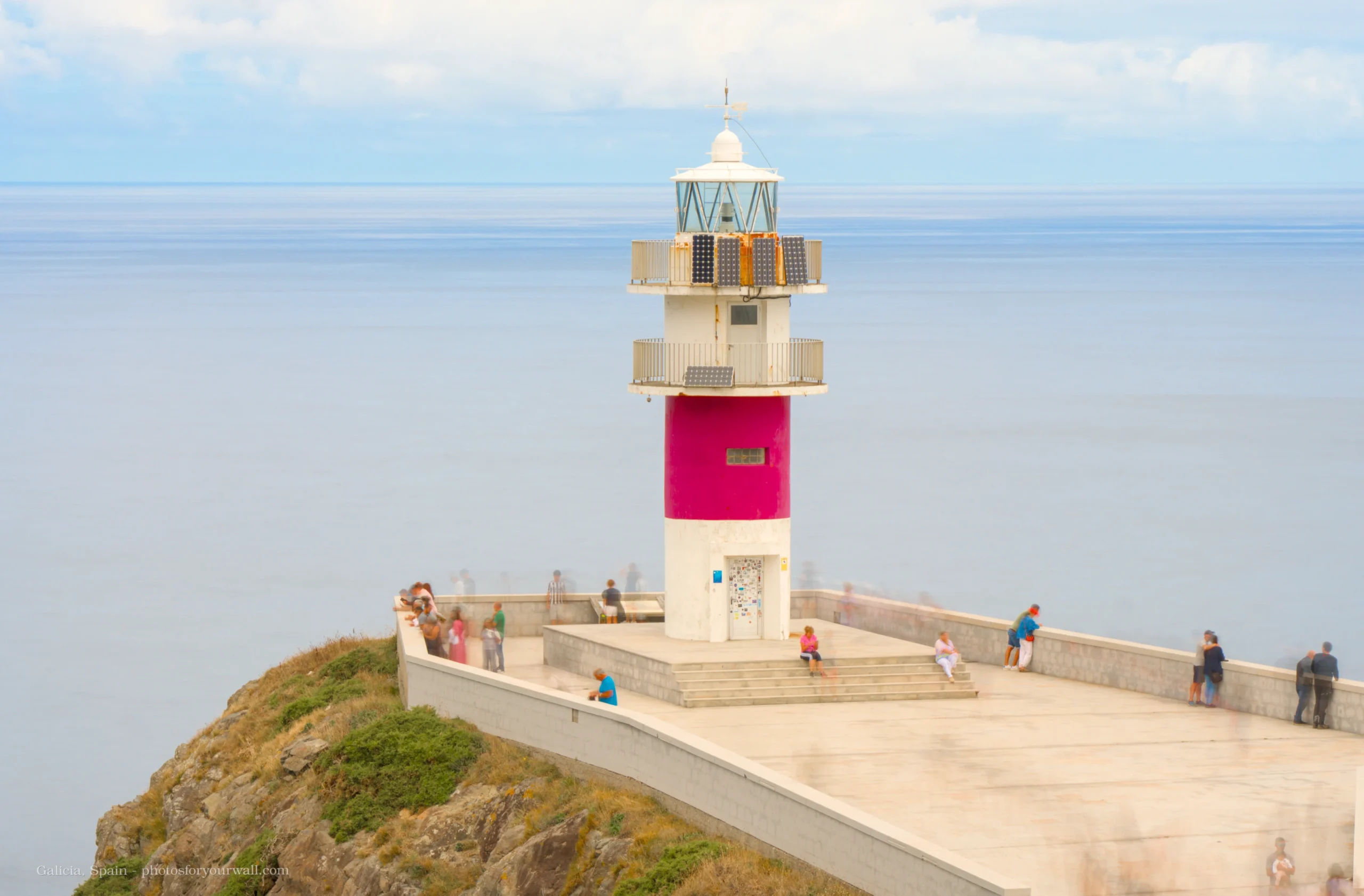Red and white Cabo Ortegal lighthouse on a cliff overlooking the sea in Galicia, Spain.Faro de Cabo Ortegal blanco y rojo sobre un acantilado frente al mar en Galicia, España.