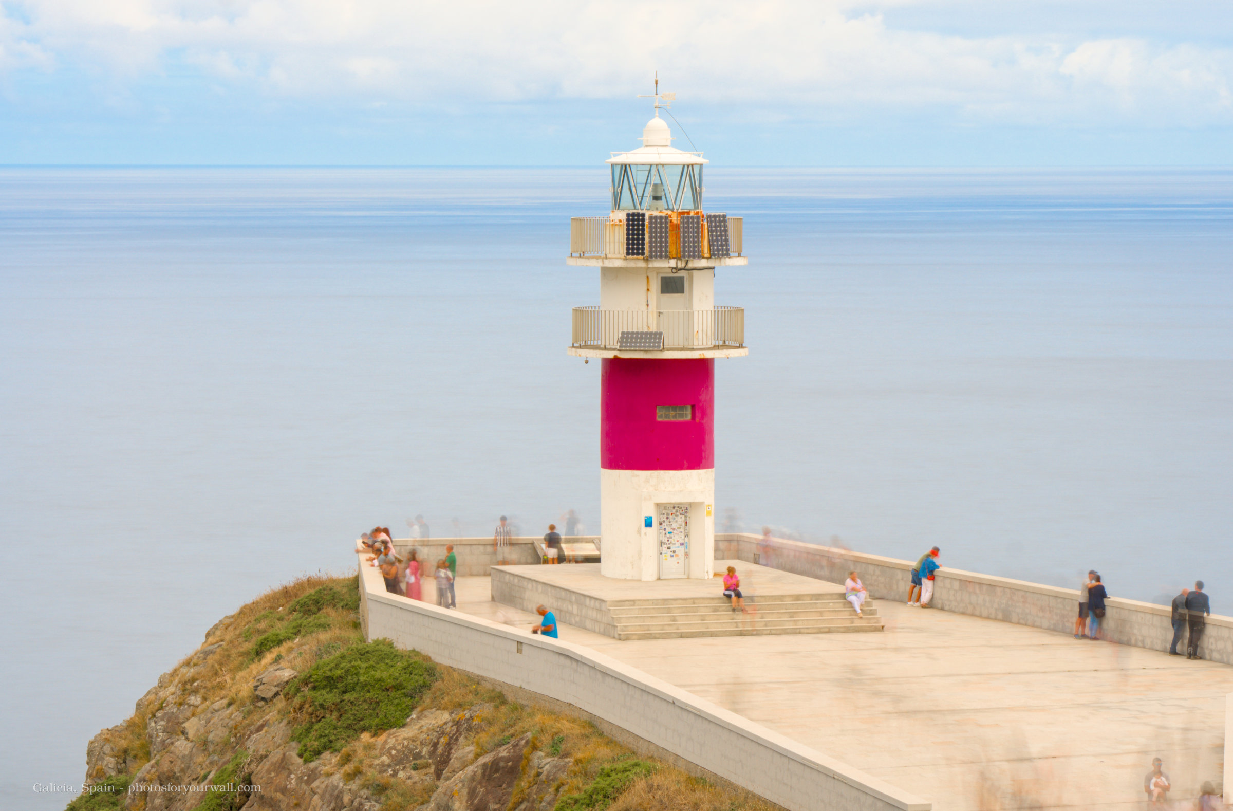 Red and white Cabo Ortegal lighthouse on a cliff overlooking the sea in Galicia, Spain.Faro de Cabo Ortegal blanco y rojo sobre un acantilado frente al mar en Galicia, España.